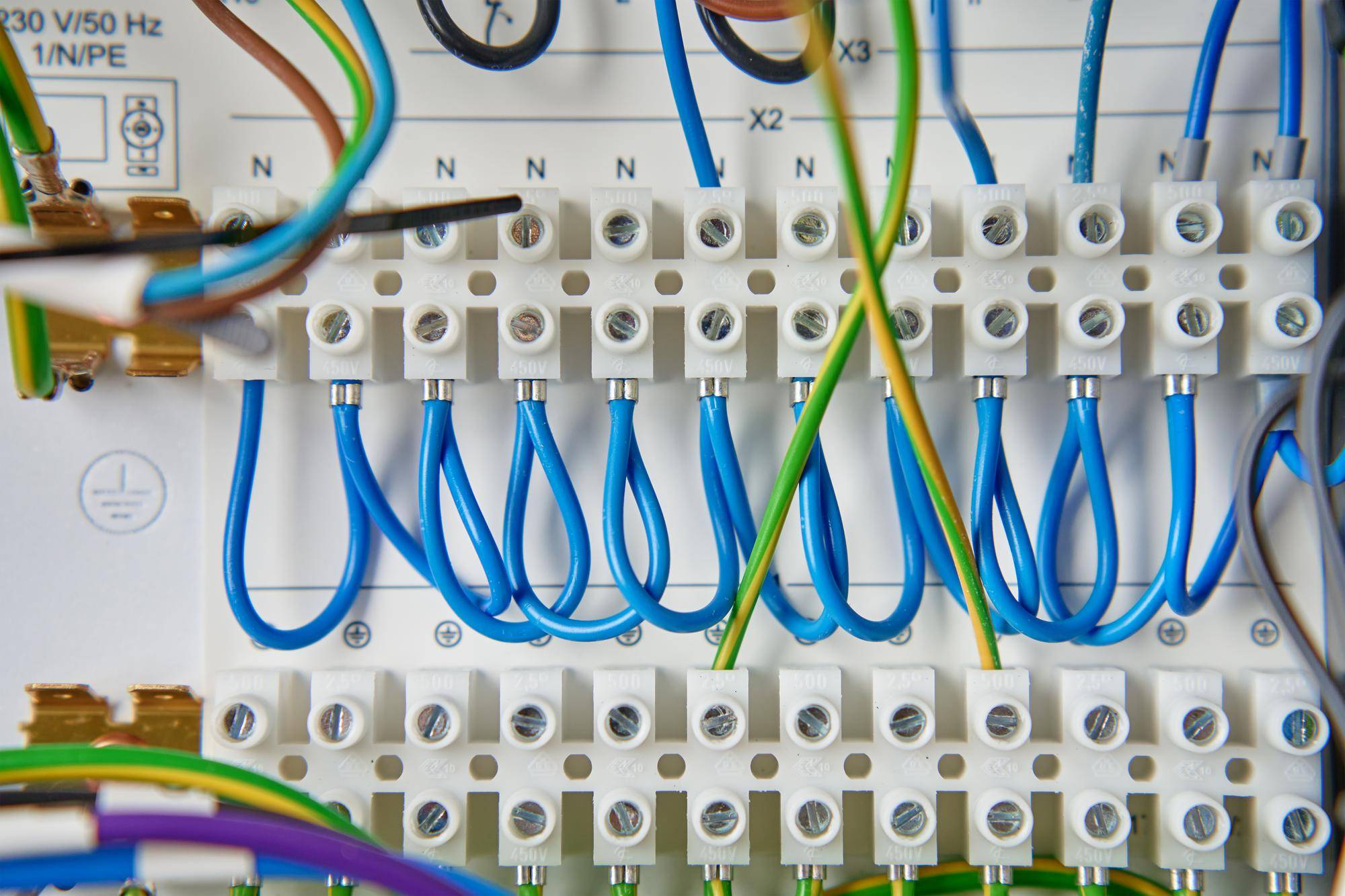 Co wchodzi w skład instalacji elektrycznej i jak wpływa na działanie domu?