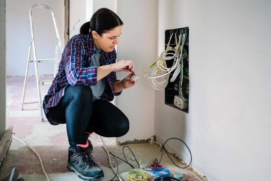 Ile kosztuje położenie instalacji elektrycznej w mieszkaniu?