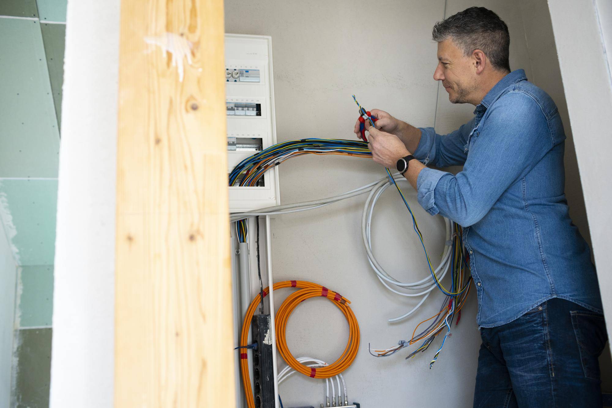 Ile kosztuje położenie nowej instalacji elektrycznej w domu?