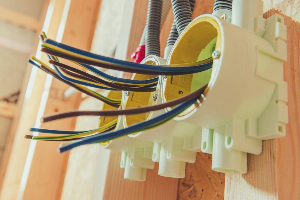 Ile kosztuje wykonanie instalacji elektrycznej w domu i od czego zależy cena?