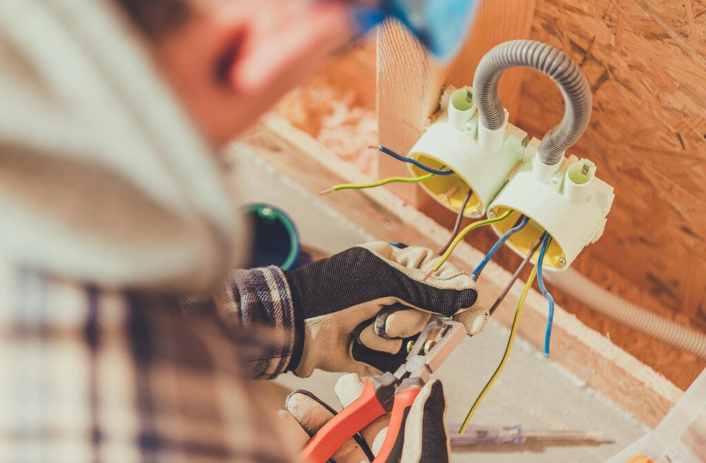 Jak prowadzić kable elektryczne w domu bezpiecznie i zgodnie z zasadami