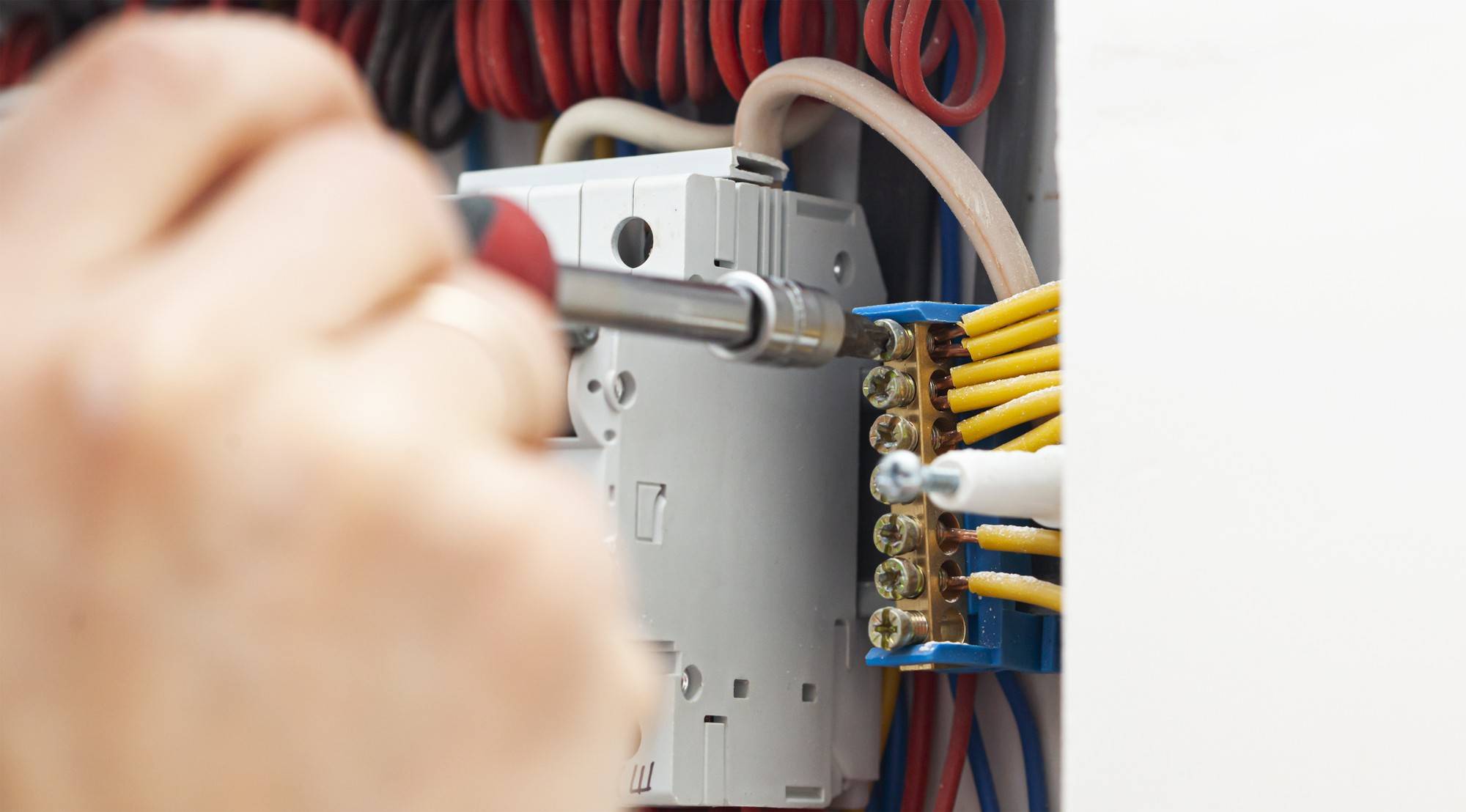 Jak rozprowadzić elektrykę w domu bezpiecznie i zgodnie z przepisami