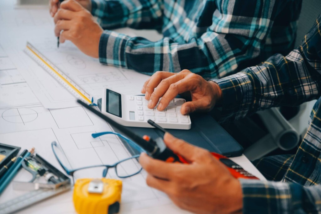 Jak wyceniać roboty elektryczne przy różnych typach inwestycji?
