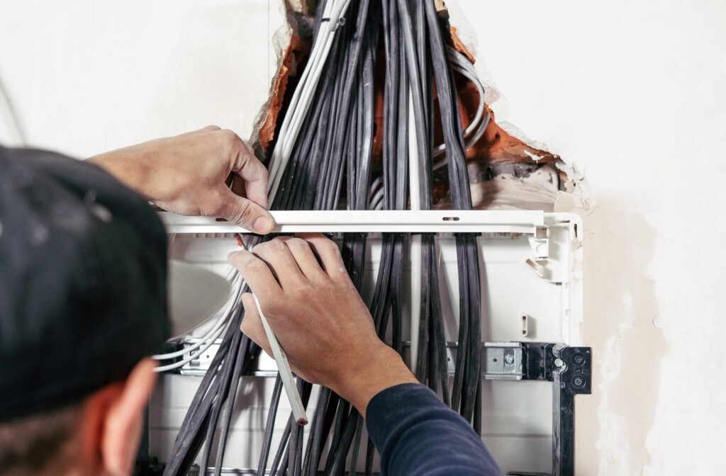 Jak wykonać instalację elektryczną w mieszkaniu zgodnie z obowiązującymi przepisami?
