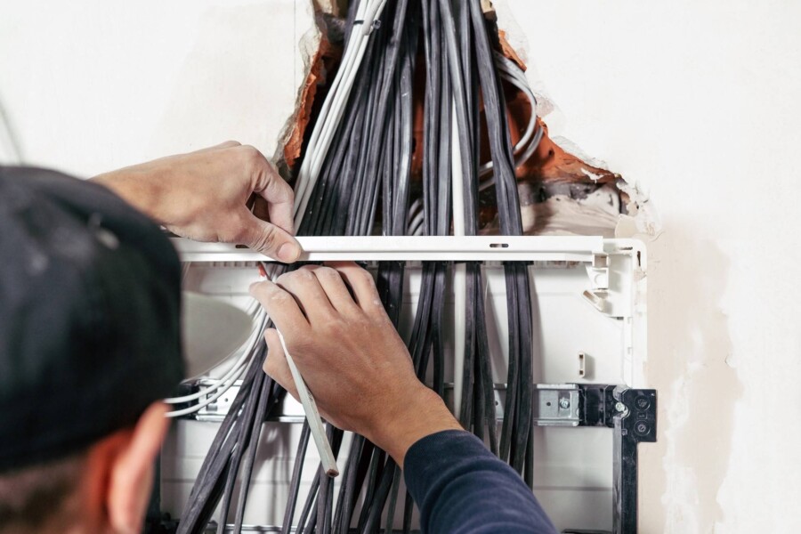 Jak wykonać instalację elektryczną w mieszkaniu zgodnie z obowiązującymi przepisami?