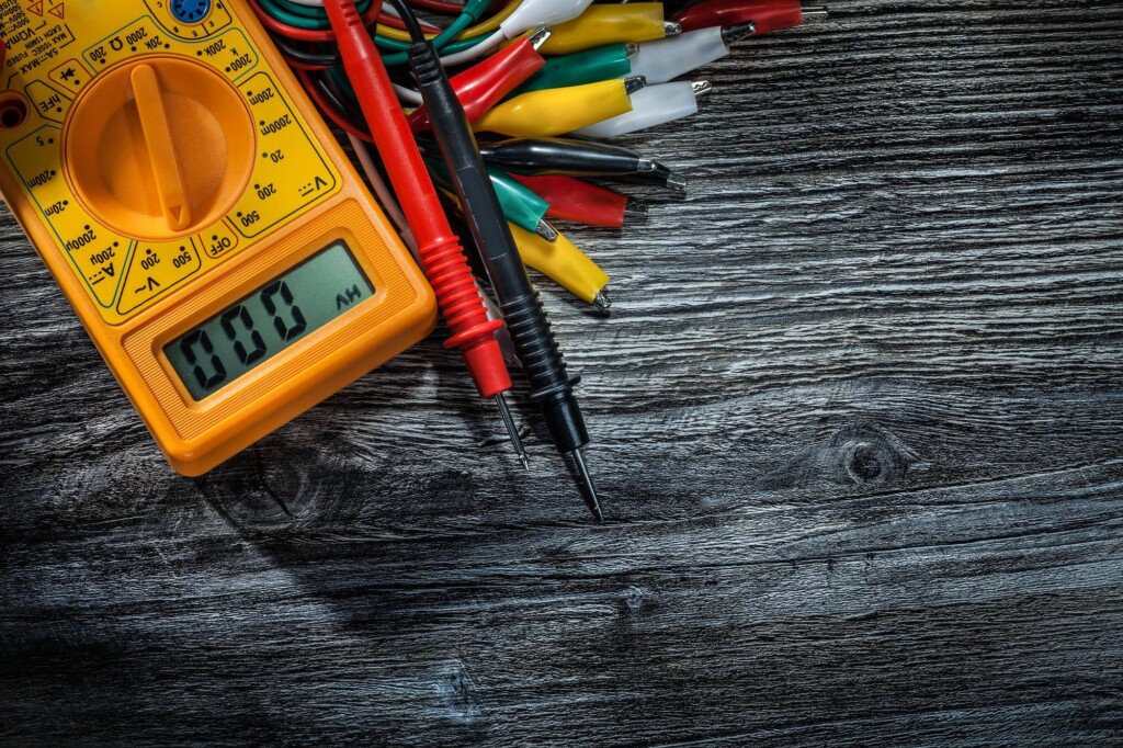 Od czego zależy ile kosztuje roboczogodzina elektryka?