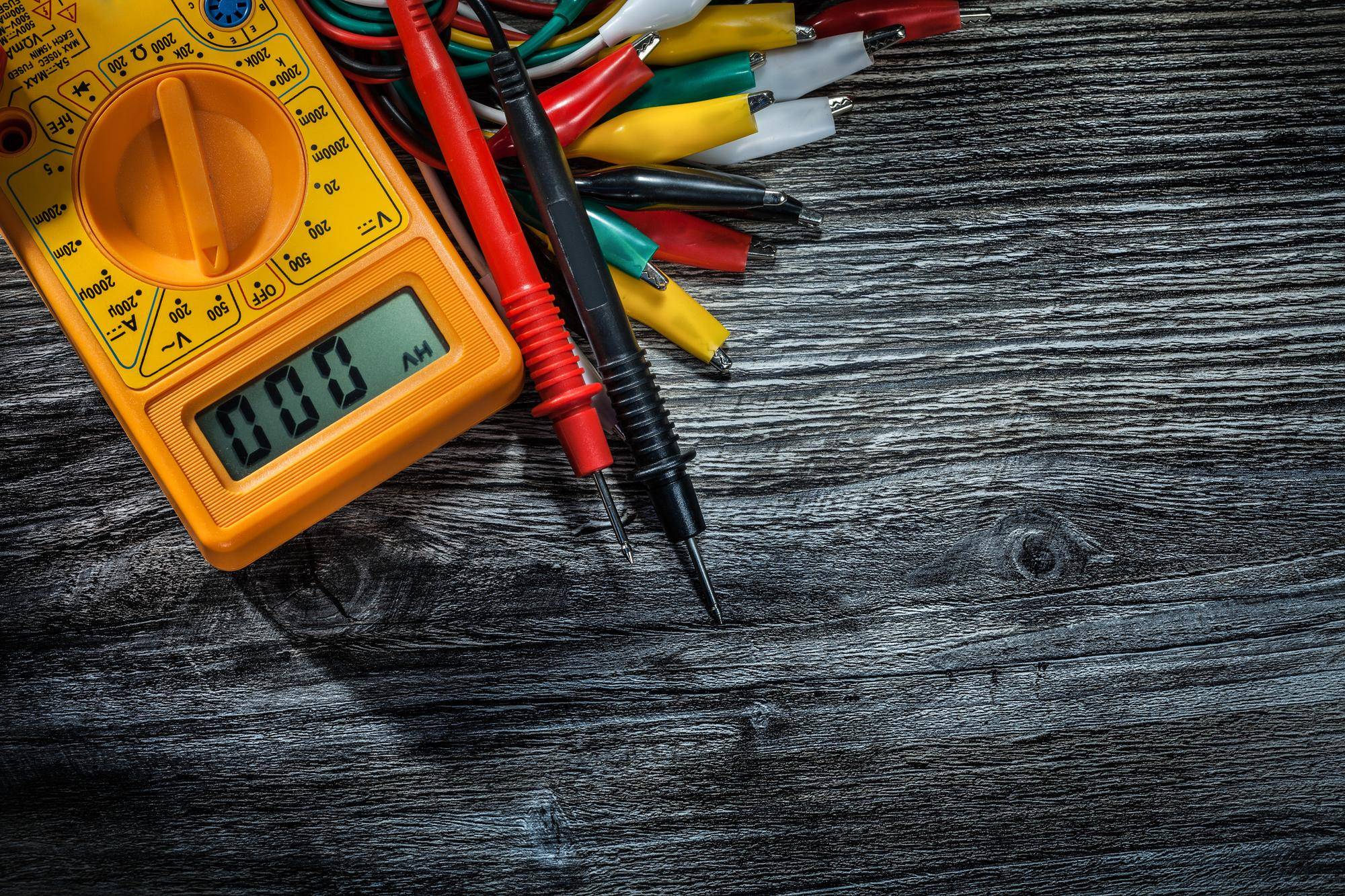Od czego zależy ile kosztuje roboczogodzina elektryka?