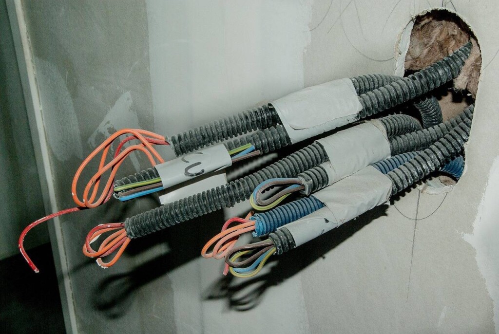 Jak kłaść kable elektryczne aby zapewnić bezpieczeństwo instalacji?
