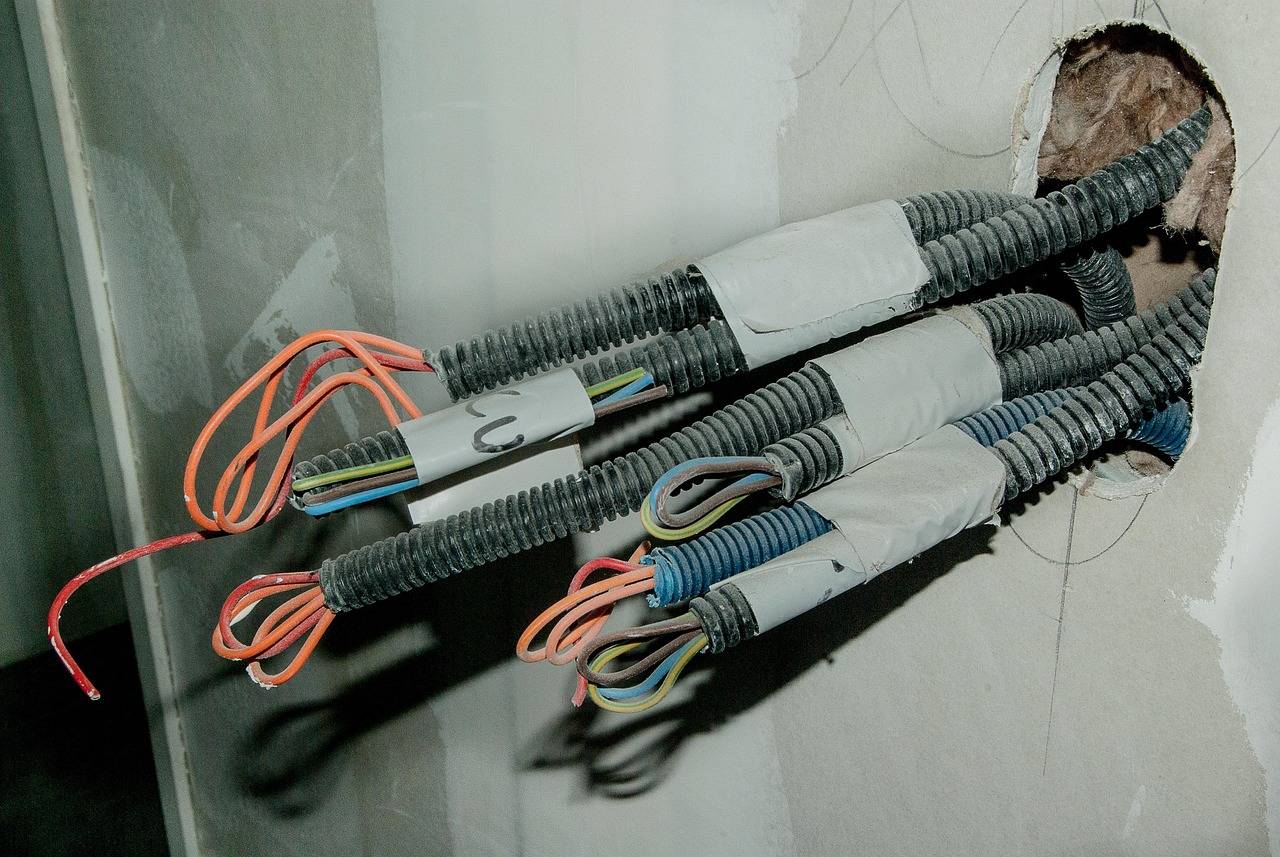 Jak kłaść kable elektryczne aby zapewnić bezpieczeństwo instalacji?