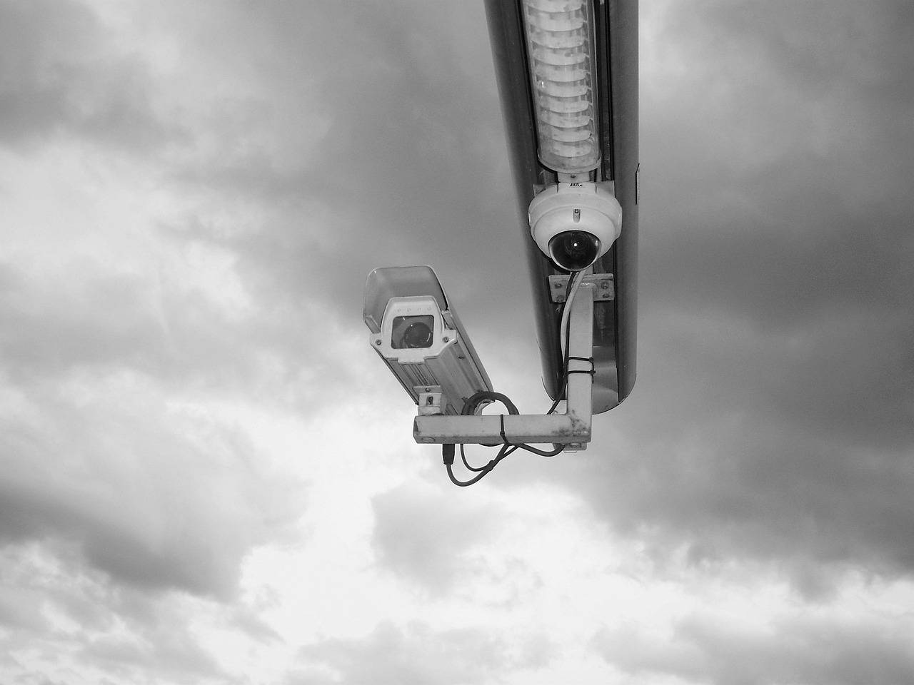 Jaką kamerę zewnętrzną kupić do monitoringu domu?